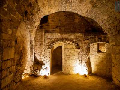 �Si tratta di un portale in pietra in stile catalano-durazzesco, datato al XV-XVI secolo 